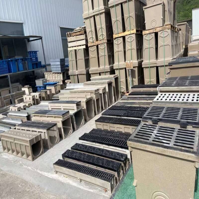11 Cast iron gratings with trench channels.jpg 11 Cast iron gratings with trench channels.jpg